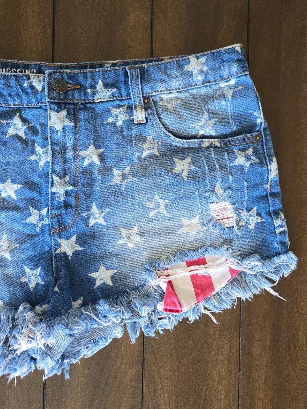 Mossimo 'Fourth of July' Star Printed Short Shorts (14/32) - Picture 4 of 11